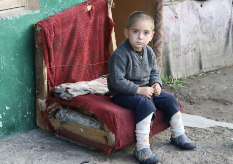 Uncles and aunties, my little legs are freezing, and I don't want to catch a cold! image